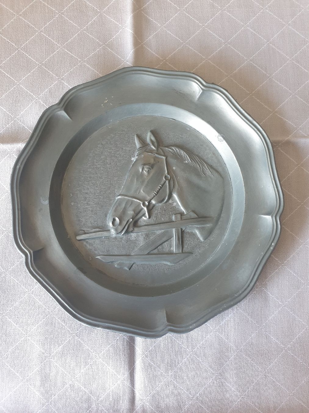 Tutte le decorazioni: Assiette murale en étain – Usato da Vauderens venduto da sylvieswiss