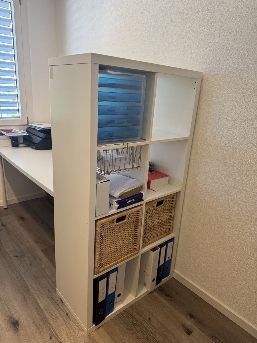 Bureaux: Schreibtisch mit Korpus – D'occasion à Hinwil par Diliborina9598 2