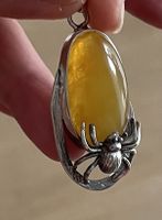 Spinne am Bernstein in Silber