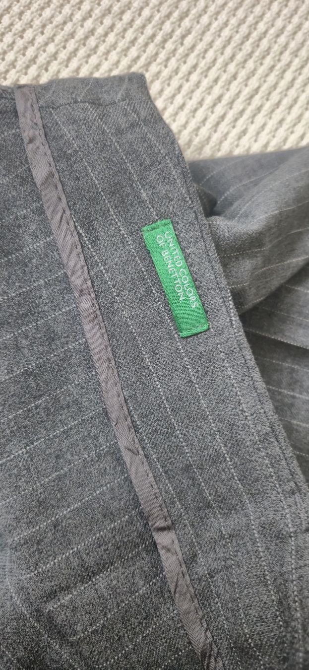 Benetton Hosen: Pantalon BENETTON à rayures grises, taille 44 – Neu (gemäss Beschreibung) aus Le Locle von Arya4 1