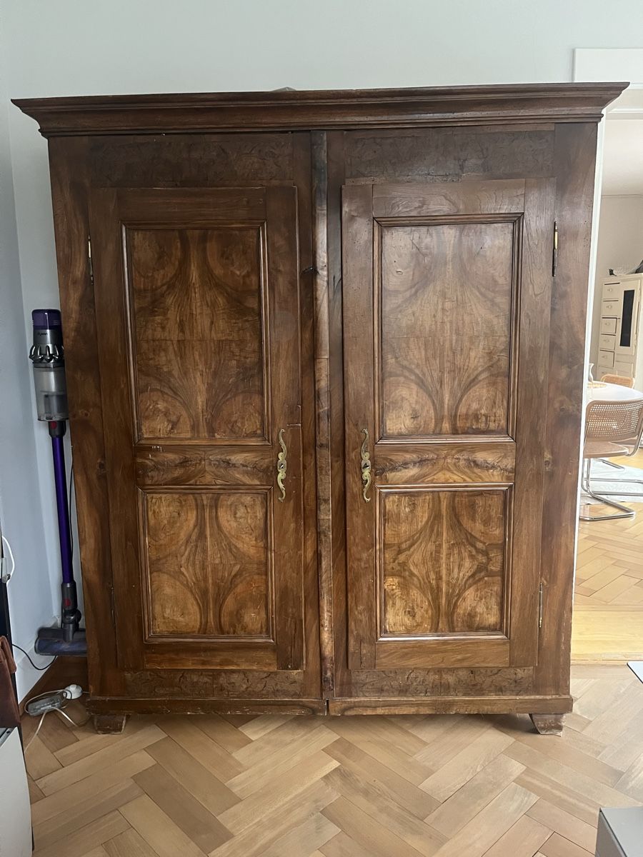 Armadi: Antiker Schrank Nussbaum – Usato da Nidau venduto da hae_2mcx