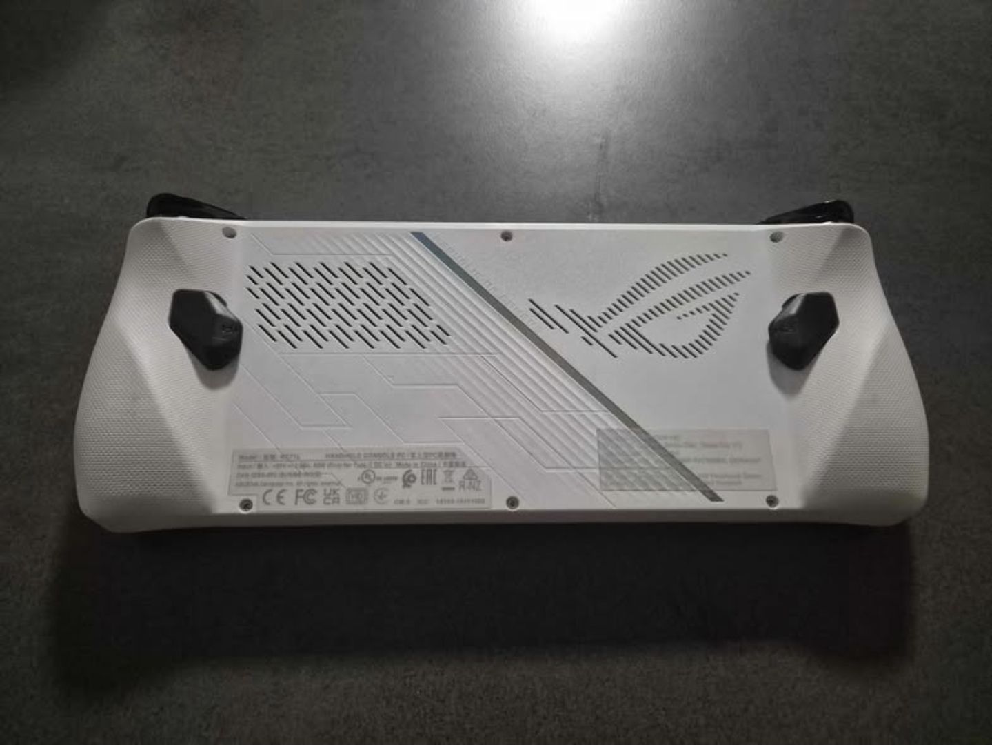 Asus Konsolen: Rog strix ally mit Dokingstation und Panzerglas – Neu (gemäss Beschreibung) aus Maladers von jan_cj2z 1