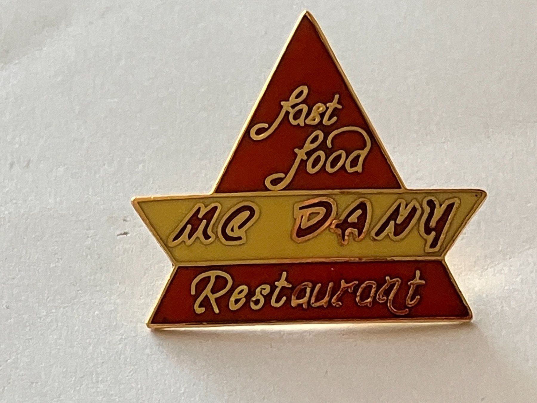Placchette & Badge: 1 Pin Mc Dany Fast Food Restaurant – Usato da Basel venduto da djwwpp