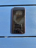 Rotes iPhone SE. Leicht verkratzt aber voll funktionsfähig