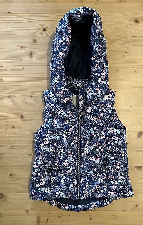 Altro abbigliamento per bambina: Gilet Blumen 110/116 und 122/128 – Usato da Brunnadern venduto da Bumlebee