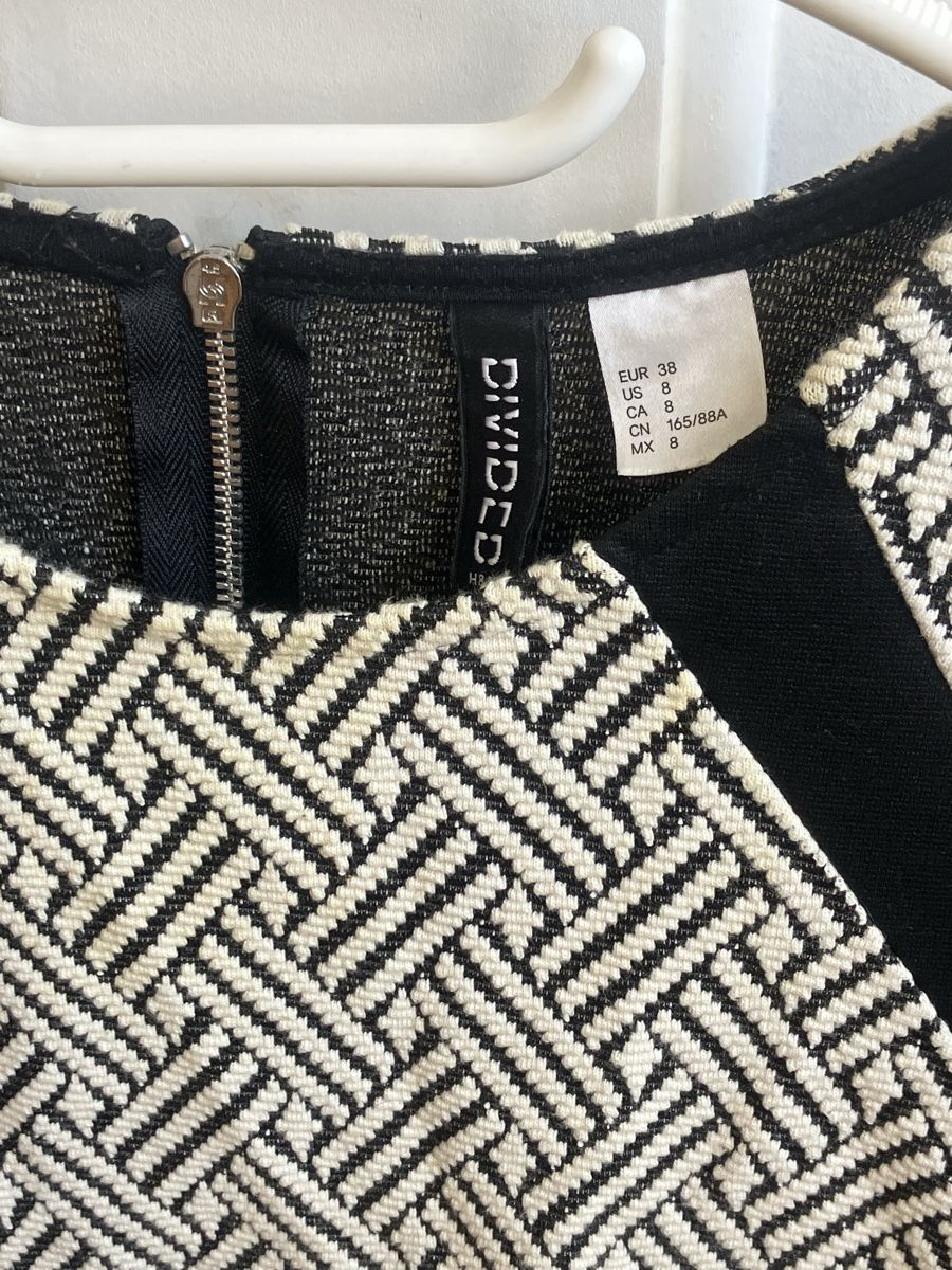 H&M Vestiti: Robe noire et blanche Divided, taille 38, comme neuf – Usato da St-Aubin-Sauges venduto da Sonia-Ka 1