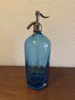 Alte Sodawasserflasche blaues Glas mit Metallkopf