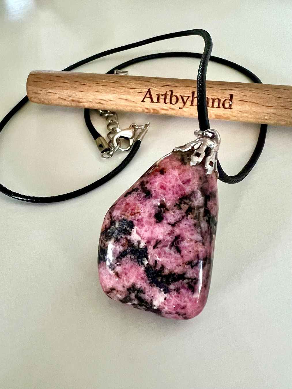 Ketten: GROSSER RHODOCHROSIT VINTAGE ANHÄNGER IN SILBER & LEDERBAND – Gebraucht aus Ruswil von artbyhand