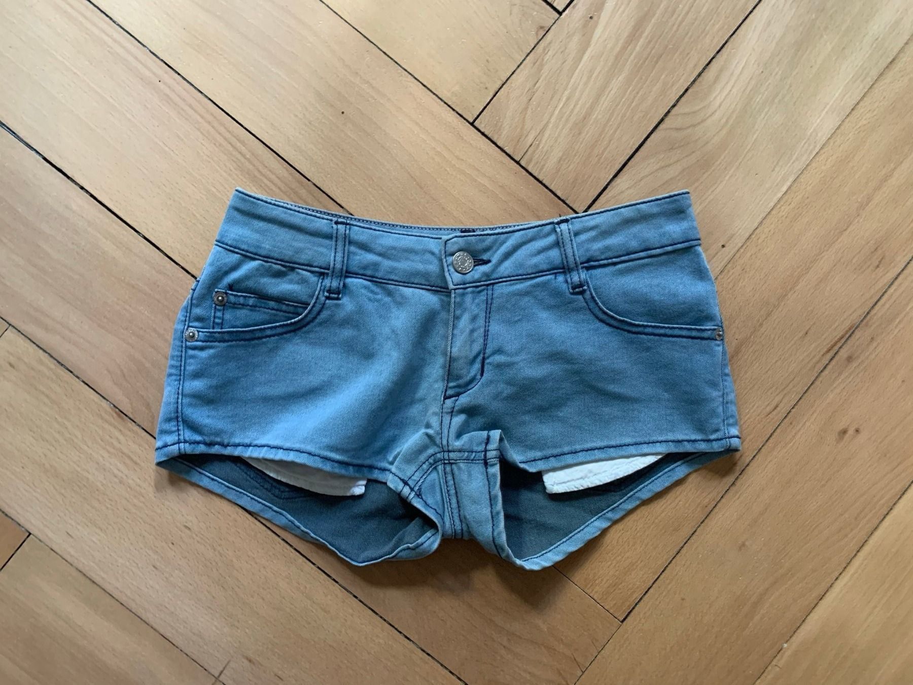 Brandy Melville Jeans: BRANDY MELVILLE - Jeansshorts hellblau – Gebraucht aus Zürich von Diazaio