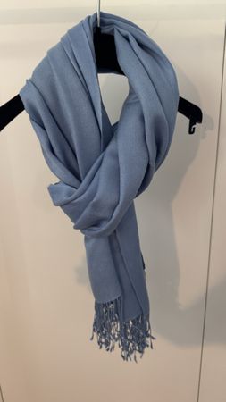 Schal hellblau mit Fransen uni Farbe guter Zustand