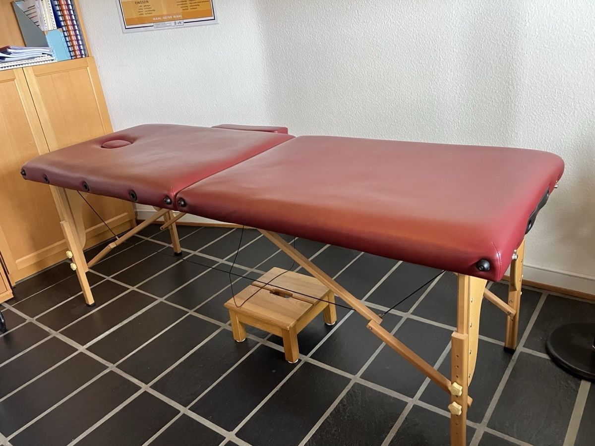 Chaises longues: Klappbare Massageliege – D'occasion à Basel par Dawuety