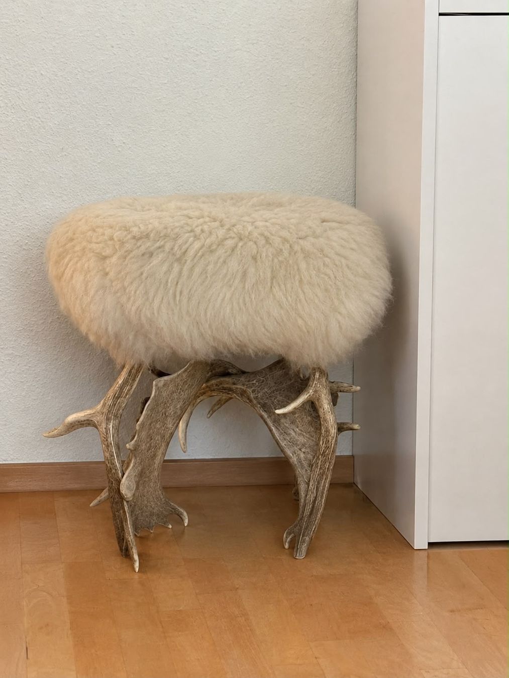 Hocker: Original Geweih-Hocker mit Fell – älteres Einzelstuck – Gebraucht aus Uetikon am See von phi_8pxk