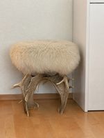 Original Geweih-Hocker mit Fell – älteres Einzelstuck