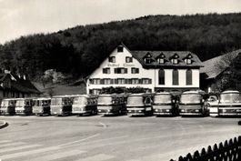 Gasthof Löwen Hausen am Albis. Gruppe Autobusse