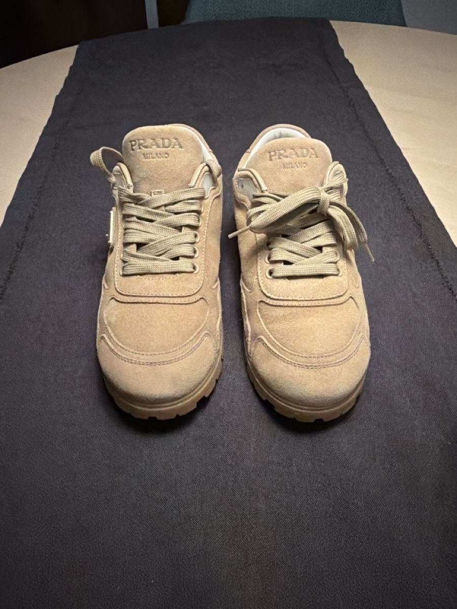 Scarpe da uomo: Prada Sneakers Suede Beige – Usato da Gebenstorf venduto da AA2015