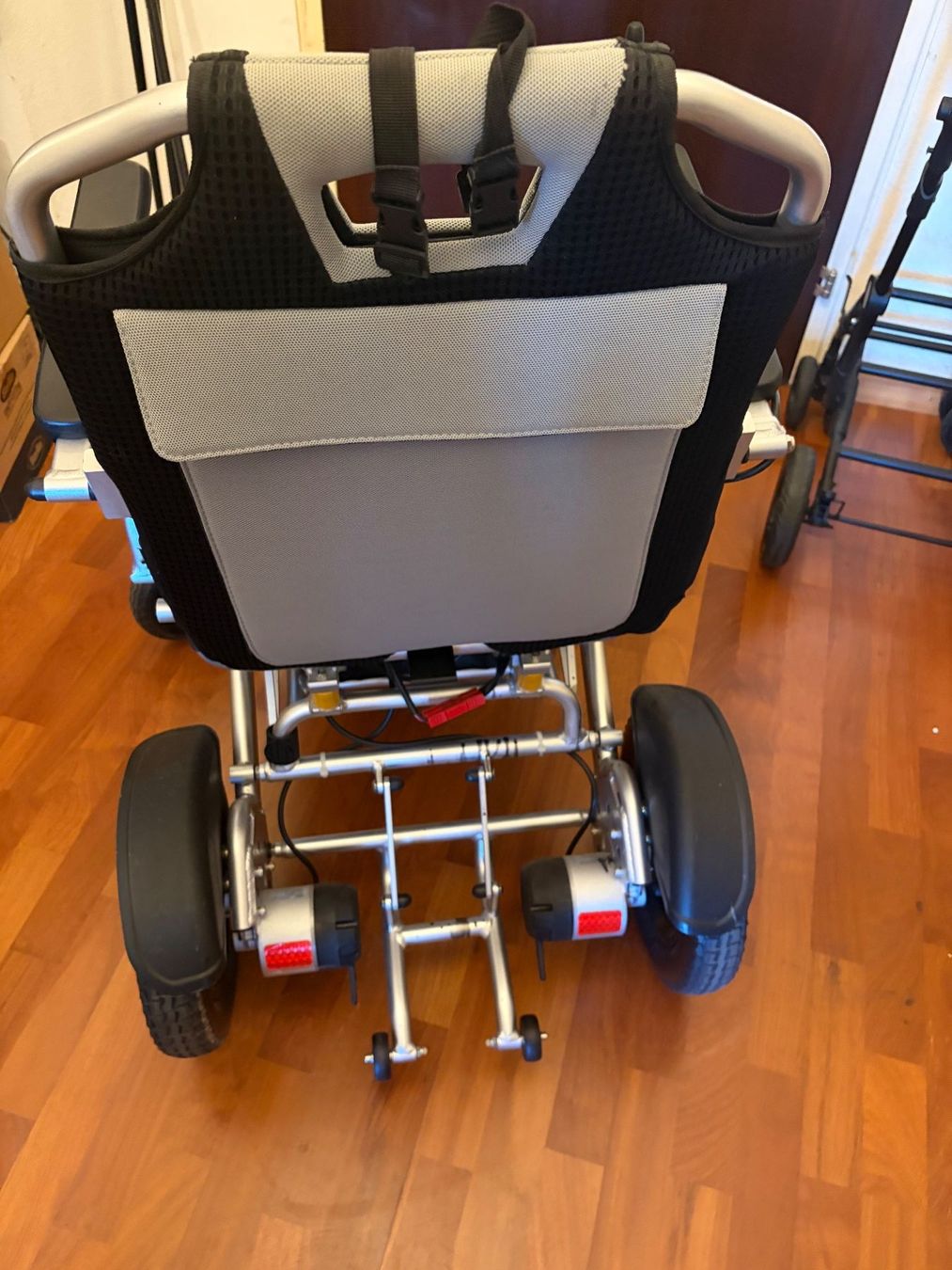 Sedie a rotelle: Fauteuil roulant électrique pliable – Usato da Genève venduto da obongard 1