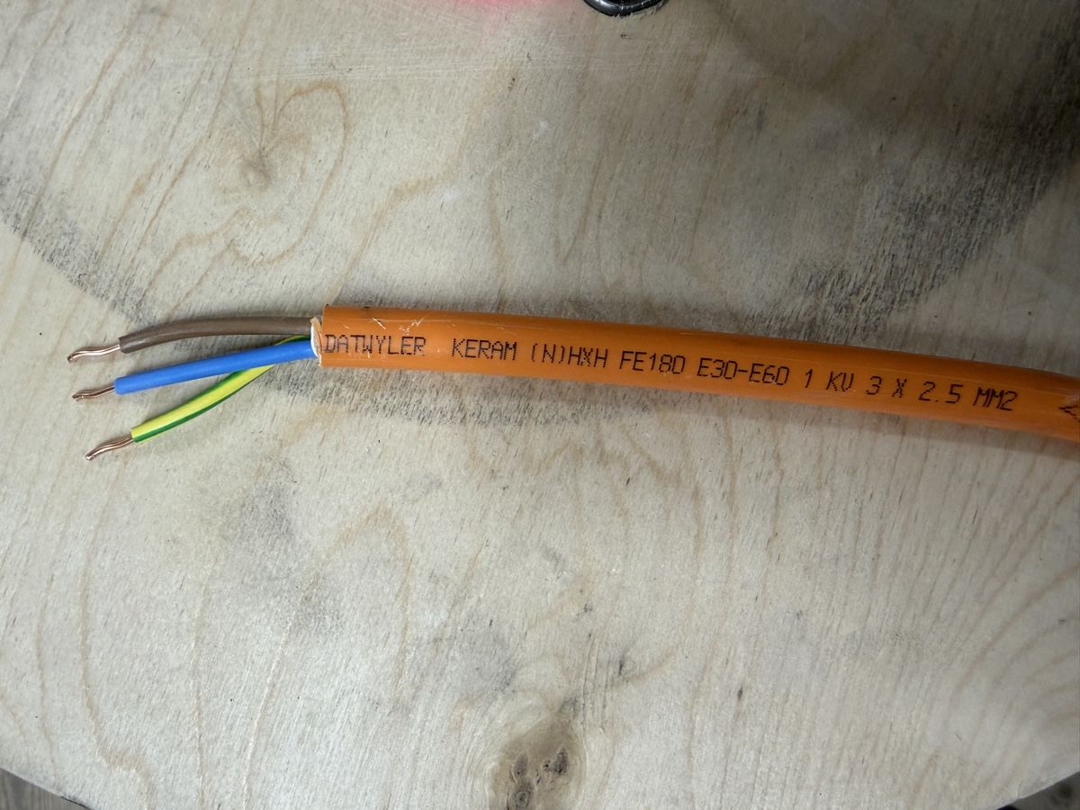 Cavi: Sicherheitskabel 100m FE180 3x2.5 mm² LNPE, E30-E60, orange – Nuovo e nell'imballaggio originale da Luzern venduto da Elektrogut