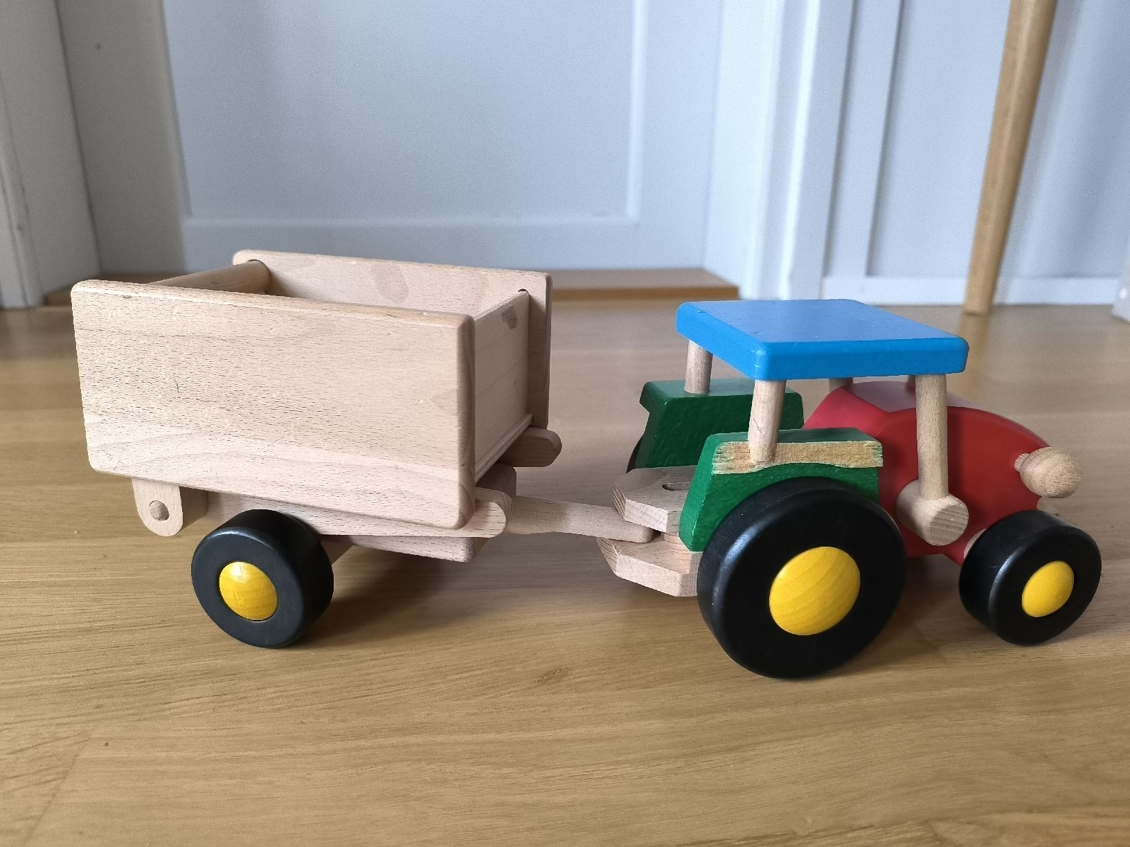 Veicoli per bambini: Holzspielzeug Traktor mit Anhänger – Usato da Madiswil venduto da dom_hn88