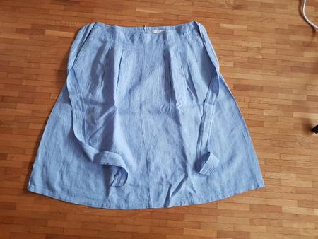 Jupe Esprit en lin rayée bleue et blanche, taille 40.
