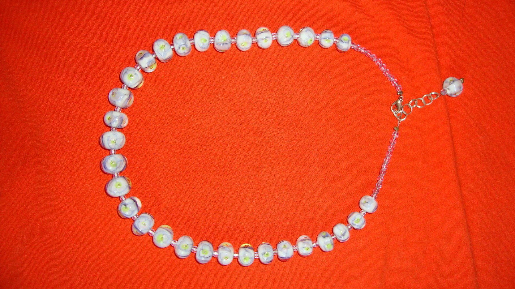 Catenine: Glaskette weiss mit Blumenmuster – Usato da Laufen venduto da ereli