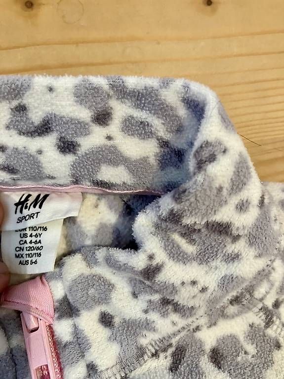 Jacken & Mäntel: Leopard Fleecejacke 110/116 – Gebraucht aus Brunnadern von Bumlebee 1