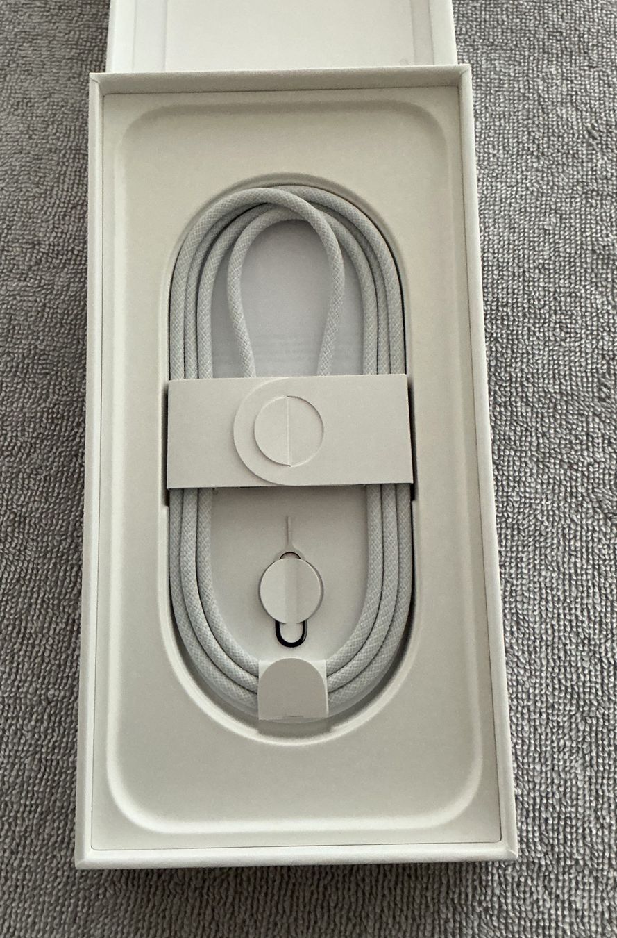 Apple Telefoni cellulari / Smartphones: iPhone 17 Pro Max 258 GB, Silber, Silicon Case, noch neu – Nuovo (secondo la descrizione) da Affoltern am Albis venduto da Sspiridon 2