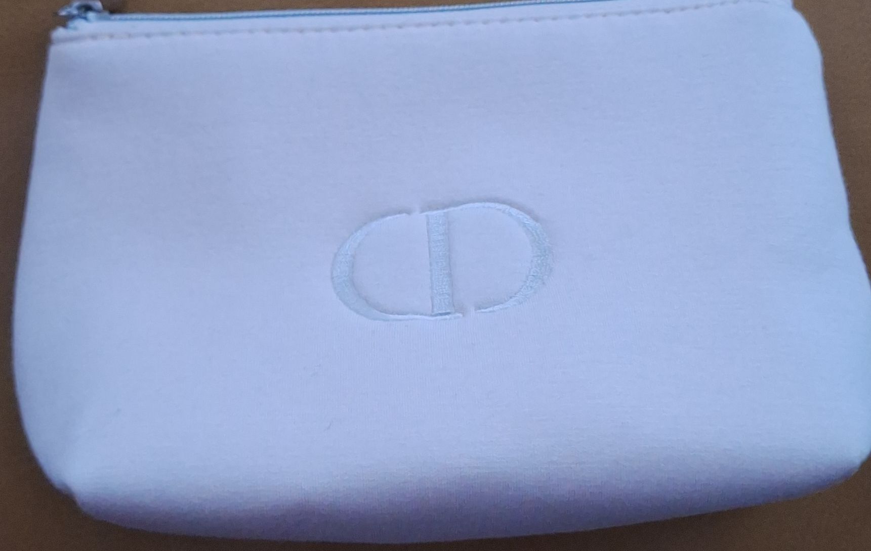 Dior Custodie per cosmetici: Chic Christian Dior Pouch - Perfect for Summer Essentials! – Usato da Flims Dorf venduto da Truemorish