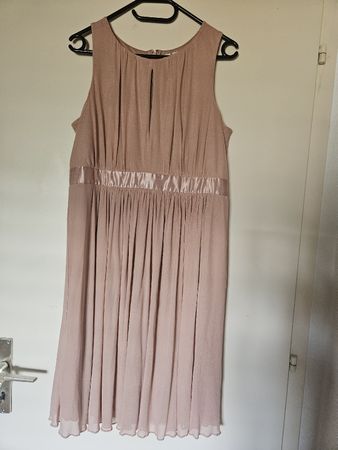 Robe d'été rose poudré