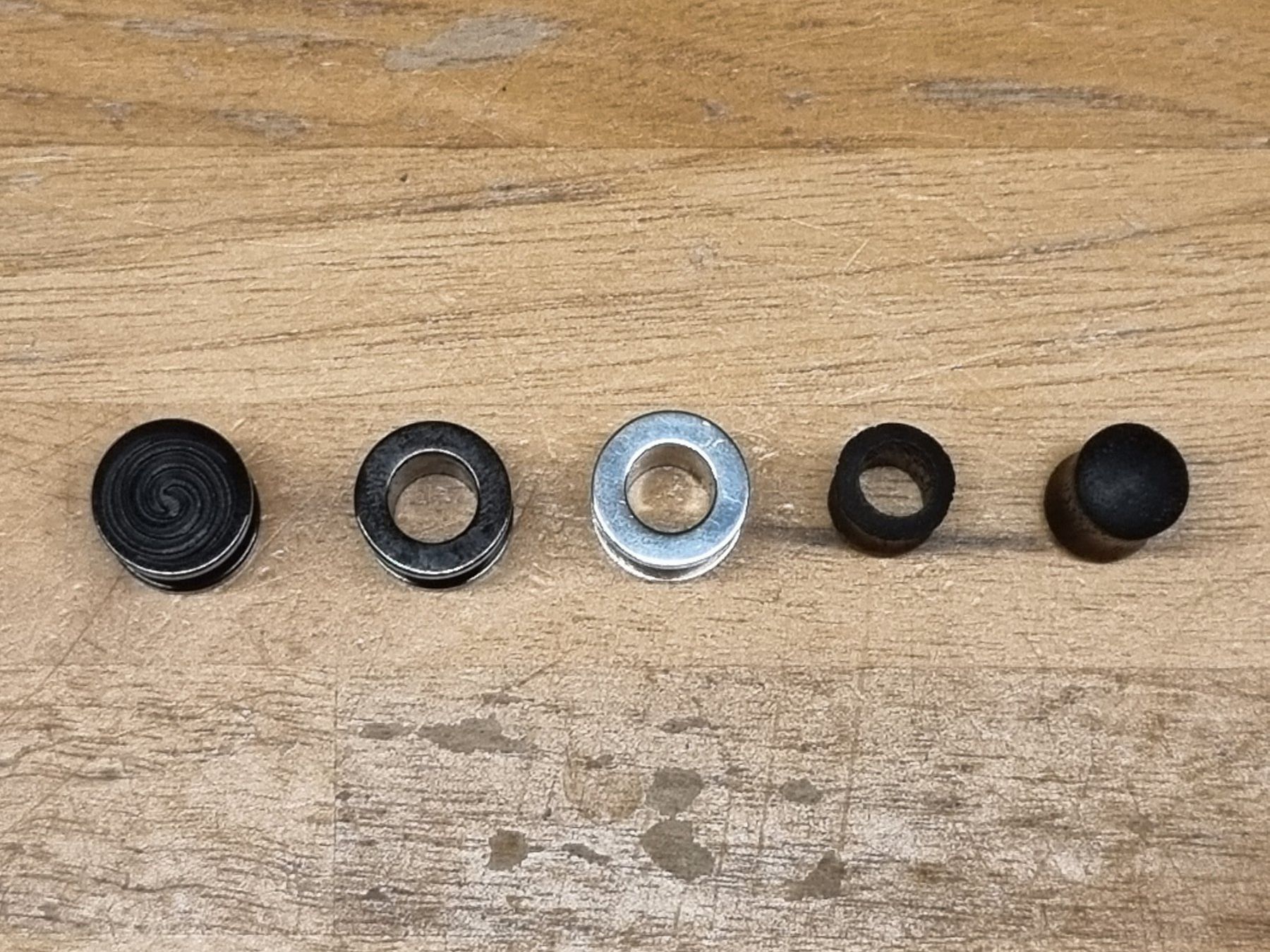 Gioielli per piercing: Set mit 5 Plugs & Tunnels 8mm - Versand gratis! – Usato da Interlaken venduto da Igu7