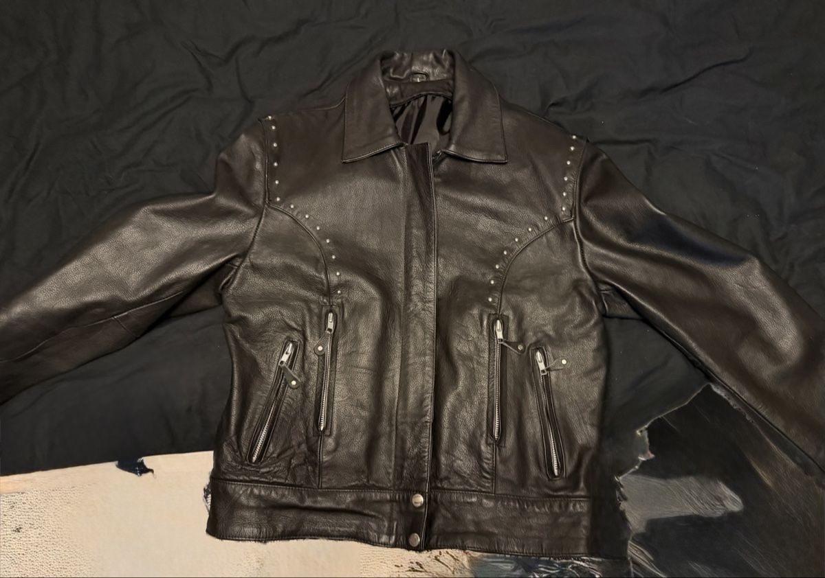 Vestes: Motorrad Lederjacke mit Nieten Grösse L – D'occasion à Aathal-Seegräben par Tzhbrmo1