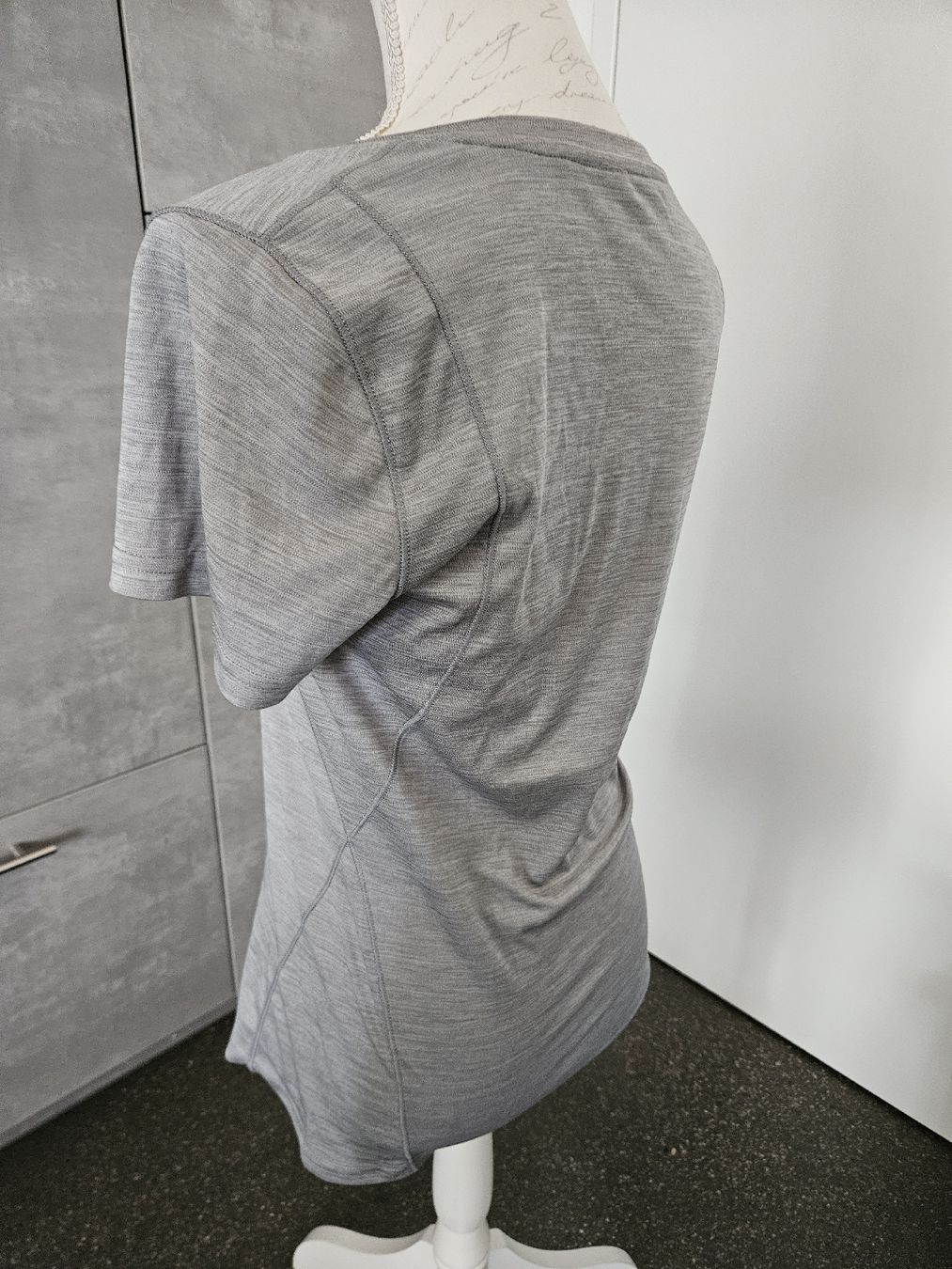 T-Shirts: Damen Funktionsshirt grau Grösse M 100% Polyester – Neu (gemäss Beschreibung) aus Anwil von tamoos 1
