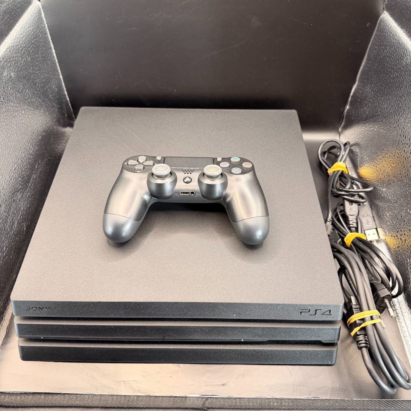 Sony Console: Sony PlayStation 4 Pro 1TB Schwarz – Usato da Düdingen venduto da Nerdworld