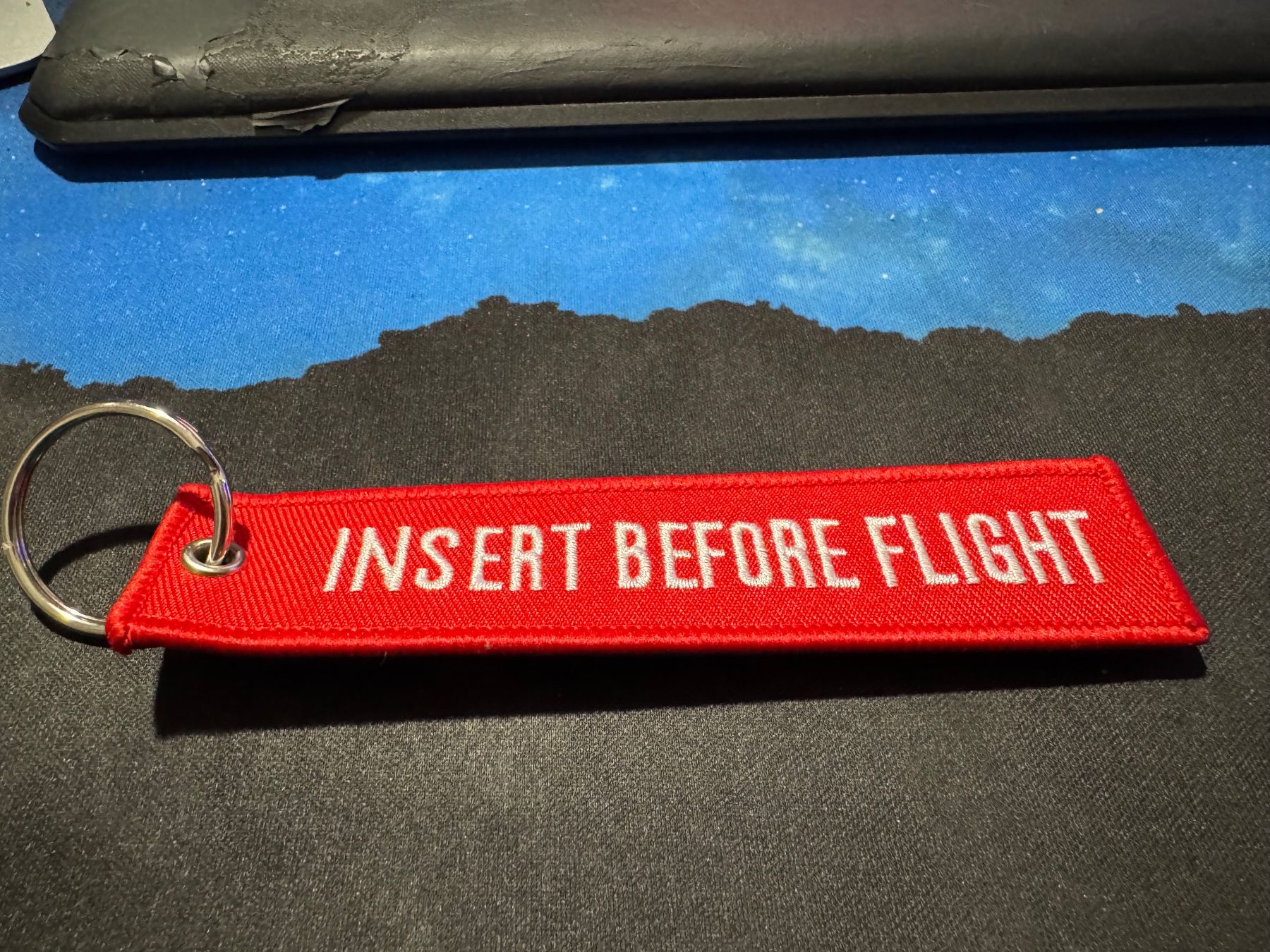 Portachiavi: "Insert Before Flight" Schlüsselanhänger, Rot, Neu! – Nuovo (secondo la descrizione) da Burgdorf venduto da Caradhras