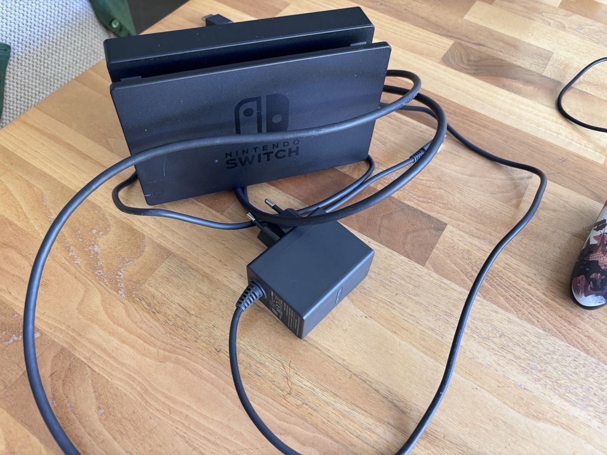 Nintendo Consoles: Switch avec manettes, support et manette Zelda – D'occasion à Courgenay par Mthunderball 5