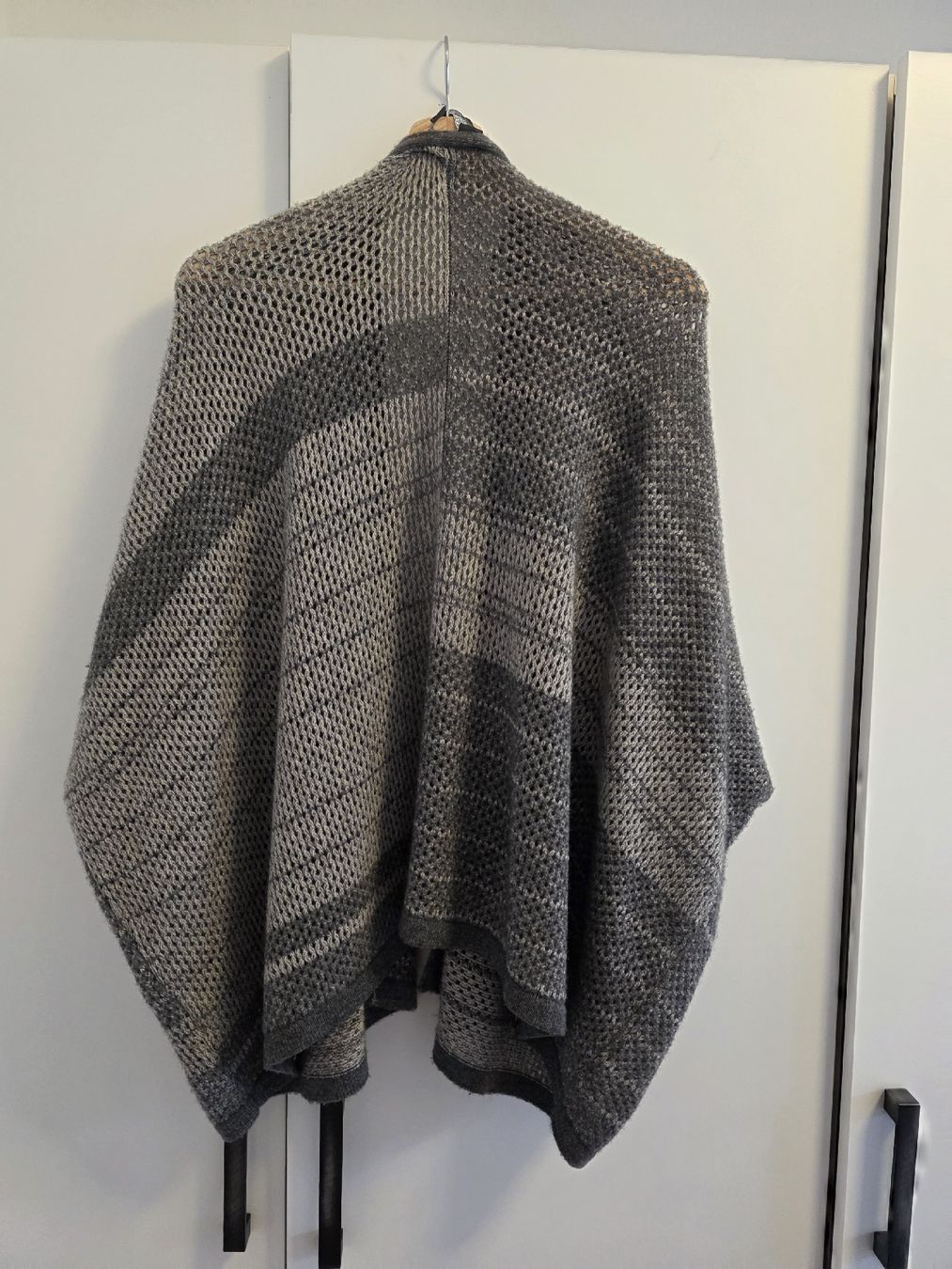 Repeat Altro in Moda donna: Edles Gestrick-Cape von Repeat, Gr. 38 – Nuovo (secondo la descrizione) da Bad Ragaz venduto da ram_d9wq 1
