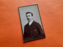 SCHWIIZER MAA DAZUMAL - JEUNE HOMME avec MOUSTACHE - NE