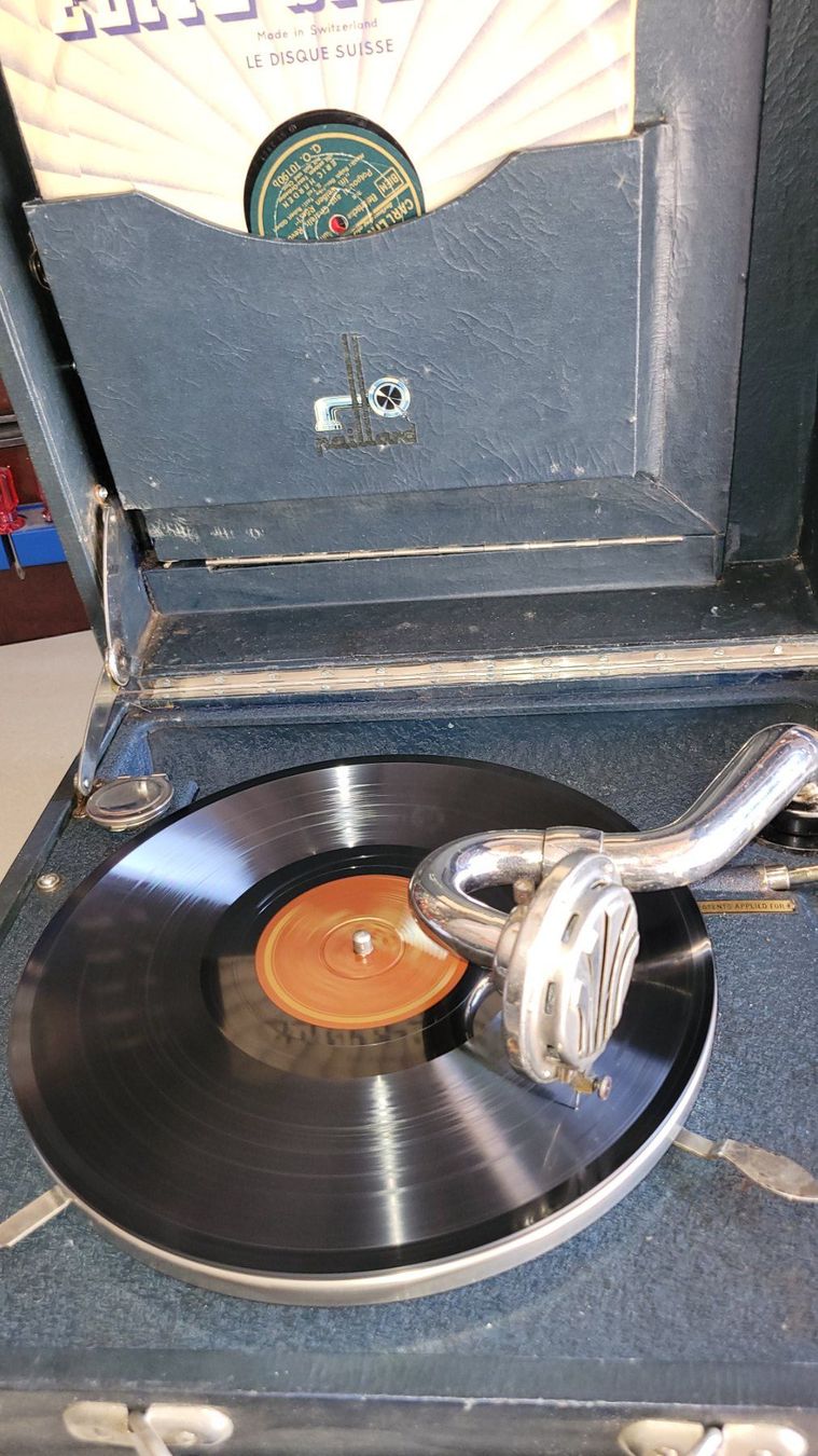 Paillard Giradischi: Koffergrammophon Paillard, Plattenfach div. Schellackplatten – Usato da Liestal venduto da Luggeli1 1