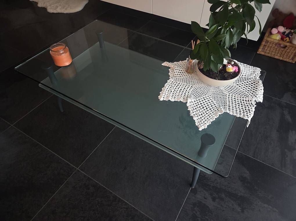 Tische: Moderner Glas-Couchtisch mit Ablage – Gebraucht aus Bern von ale_9597