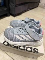 Scarpe Adidas grigie con chiusura a strappo come nuove