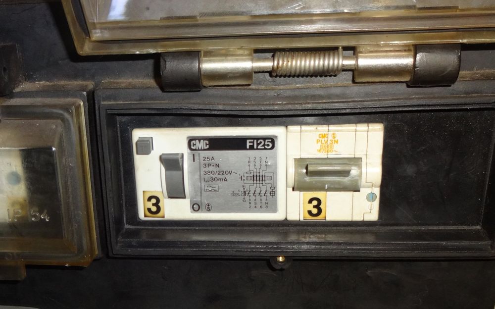 Stromverteiler/Stromverteilerkasten Gifas 380 V / 16A Fi / IP54 / ÖBH 16/4