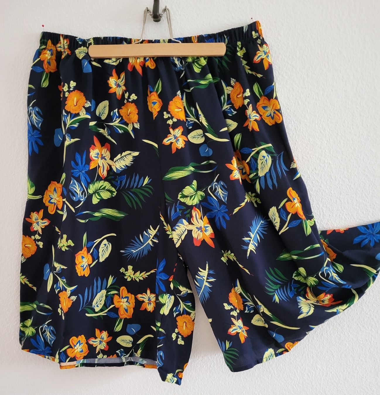 Pantaloni: Hosenrock dunkelblau mit Blumenmuster elastischer Bund – Usato da Winterthur venduto da Baer49 1