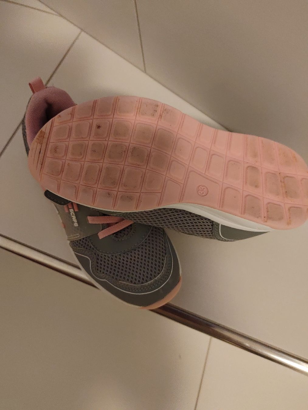 Schuhe für Mädchen: Turnschuhe Mädchen Grösse 33 – Neu (gemäss Beschreibung) aus Richterswil von Palmer2012 1