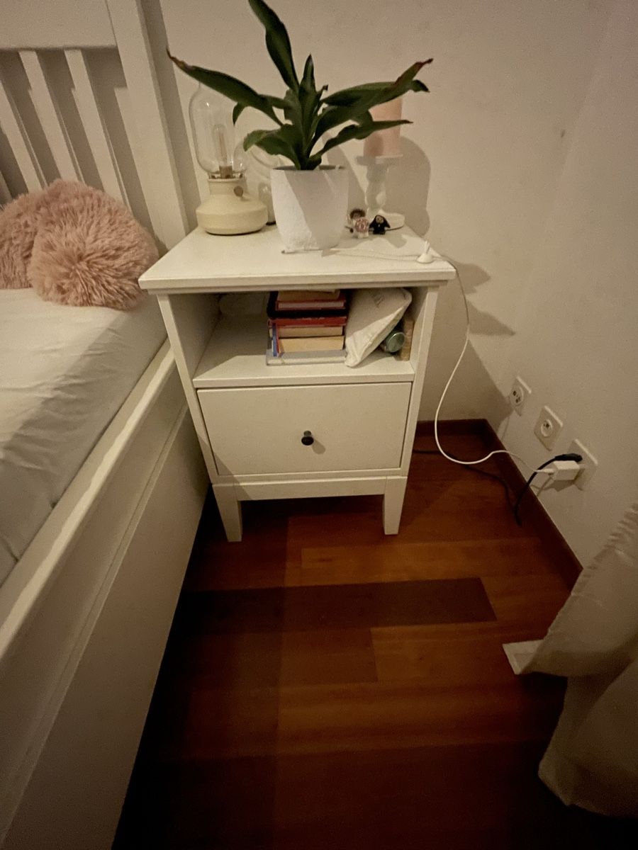 Letti: Bett mit Matratze und einem Nachttisch  – Usato da Luzern venduto da Deissen 2