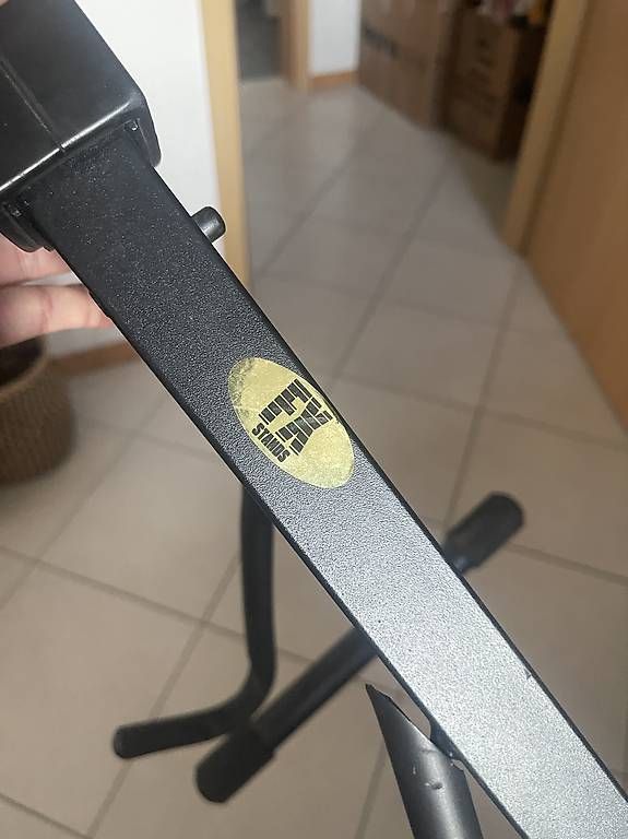 Supporti per strumenti musicali & leggii: Support (pied) pour guitare – Usato da Villars-Tiercelin venduto da karimus1888 1