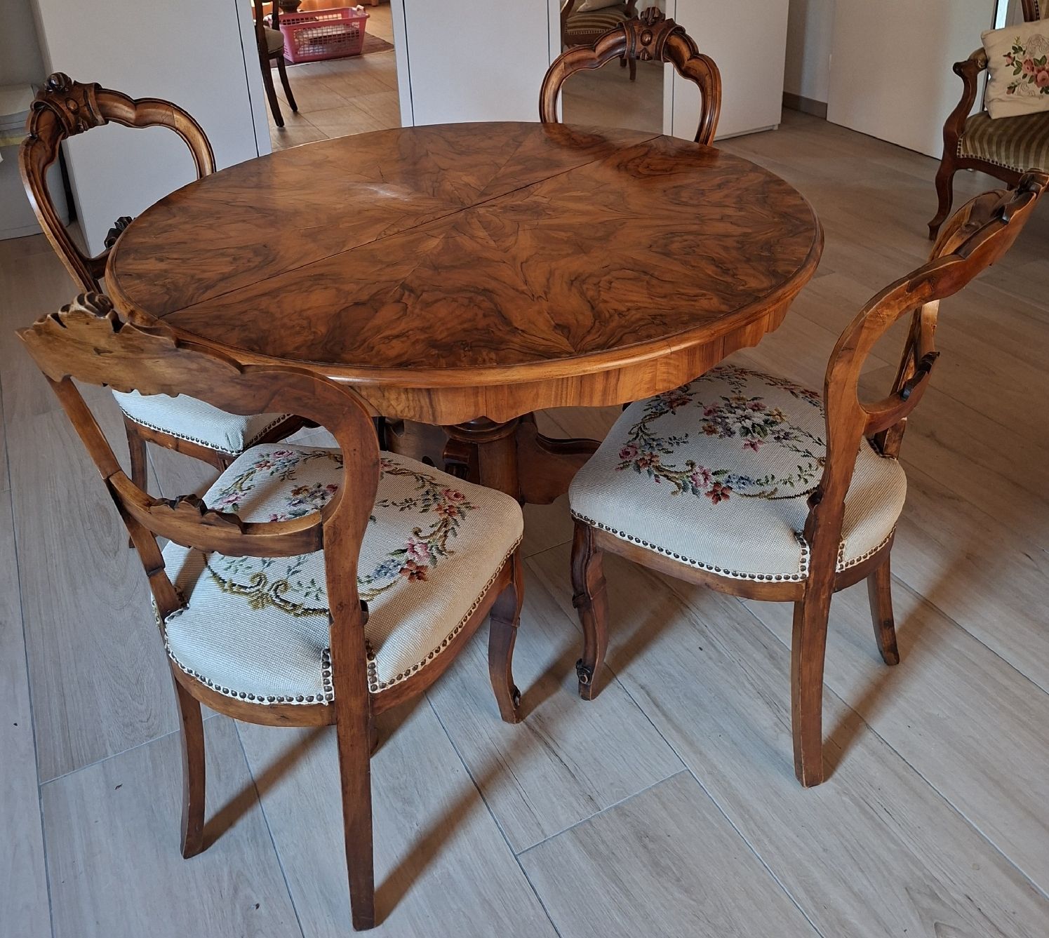 Tables: Louis Philippe Tisch mit Stühlen – D'occasion à Pfäffikon ZH par enderby01