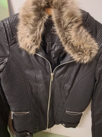 Jacke Bershka Kunstleder schwarz mit Pelzkragen Grösse L
