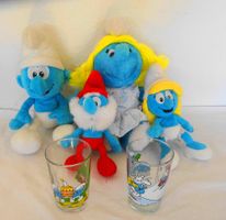4 Schlumpf Plüschfiguren und 2 Trinkgläser 80er
