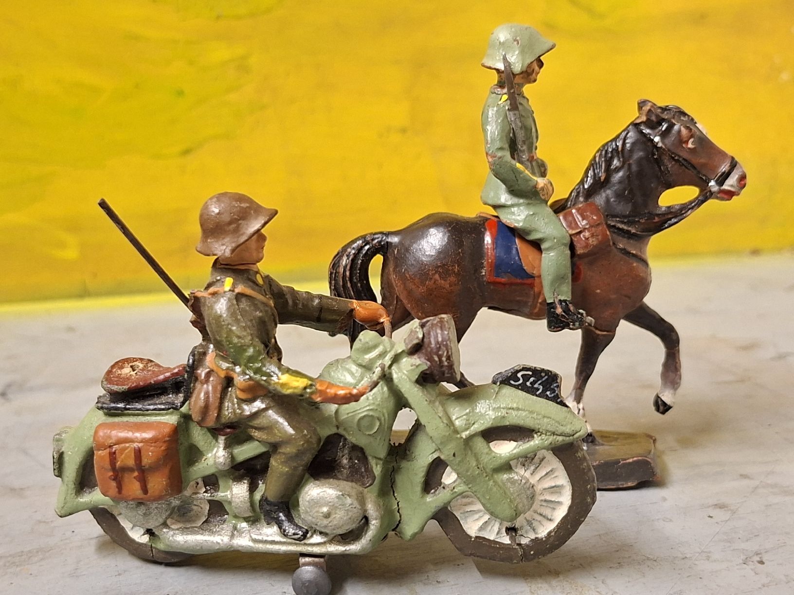 Elastolin Spielzeuge: Motard et dragon Elastolin  – Gebraucht aus Monthey von Jmbois 1