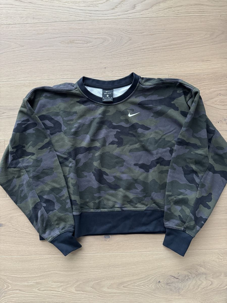 Nike Pullover & Sweatshirts: Nike Sweater – Gebraucht aus Küsnacht ZH von ali_k9b5