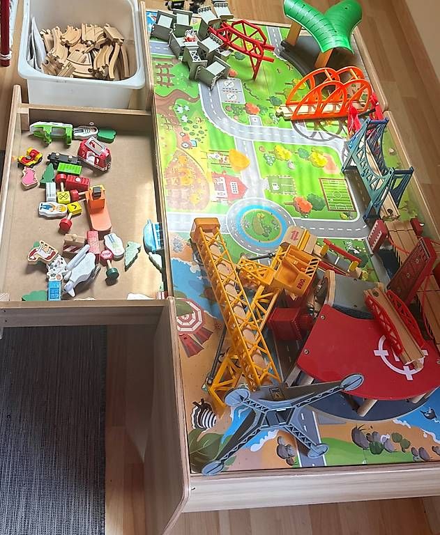 Brio Giocattoli: BRIO-Bahn-Set mit Spieltisch – Usato da Boniswil venduto da Glb20 2